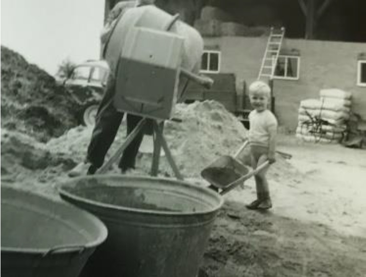 Peter jeugdfoto op de boerderij